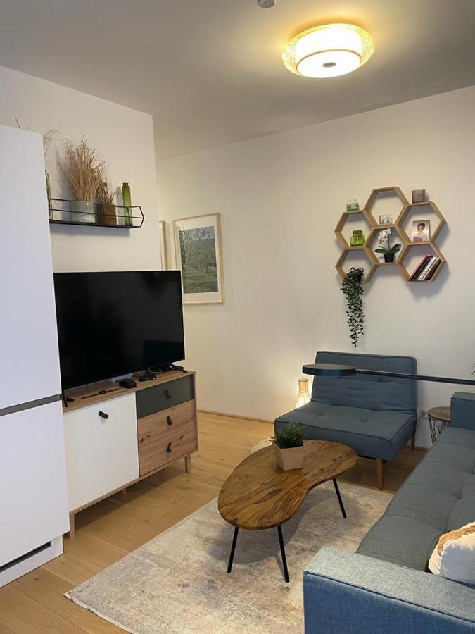 Nikolas Linz Extérieur photo