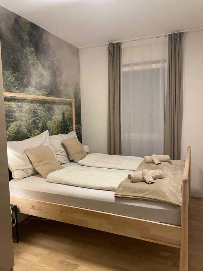 Nikolas Linz Extérieur photo