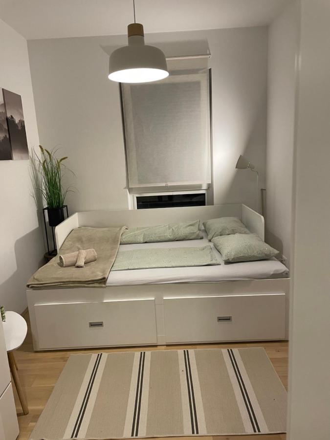 Nikolas Linz Extérieur photo